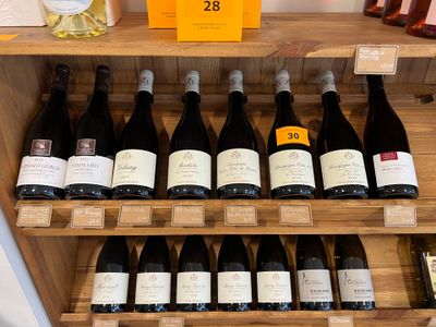 de nombreuses bouteilles de vin sur les étagères du magasin