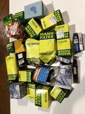 une pile de paquets de cigarettes posée sur une table