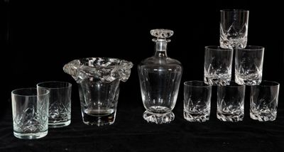 de nombreux verres et une carafe posés sur une table