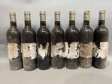 six bouteilles de vin sont alignées dans une rangée