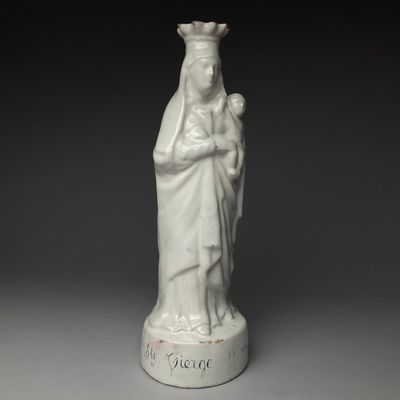 l'image d'une statue représentant une femme tenant un enfant dans ses bras