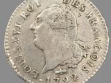 Gros plan sur une pièce d'argent ornée d'une couronne