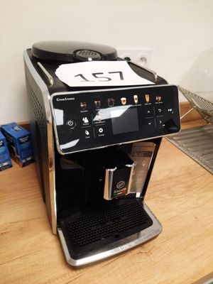une machine à café posée sur une table en bois
