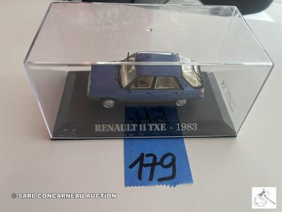 une petite voiture bleue dans une vitrine transparente posée sur une table