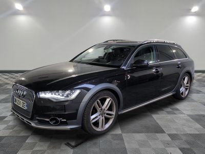 une image d'une audi suv noire garée dans un garage