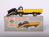 un camion miniature équipé d'une lame à neige