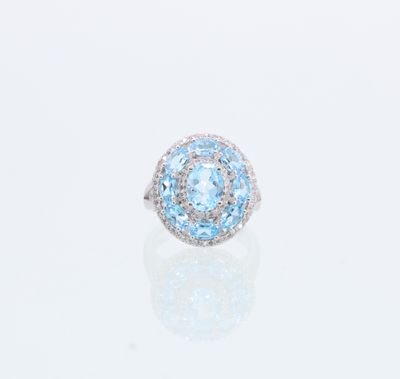 un gros plan d'une bague sertie d'une topaze bleue et d'une topaze blanche