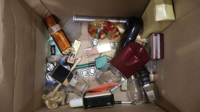 Flacon de parfum et divers