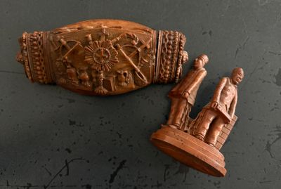 deux figurines en bois posées sur une table