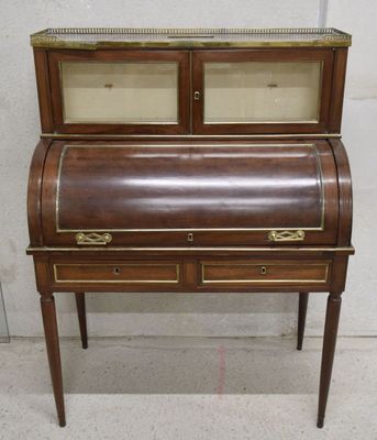 un bureau en bois avec un plateau en verre et deux tiroirs