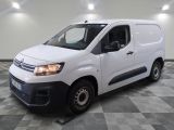 la camionnette blanche est garée sur un sol carrelé en damier