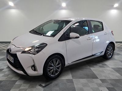 la toyota yaris blanche est garée sur un carrelage à carreaux