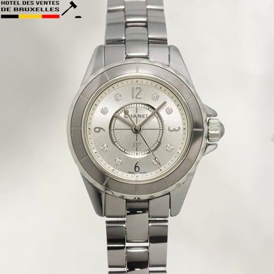 gros plan d'une montre-bracelet sur fond blanc