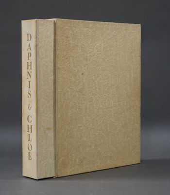 un livre à la couverture marron posé sur une table