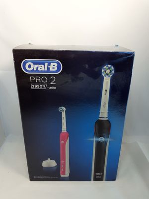 une photo d'une boîte de brosses à dents posée sur une surface blanche