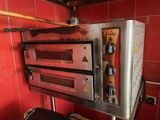 une image d'un four à pizza commercial dans une cuisine
