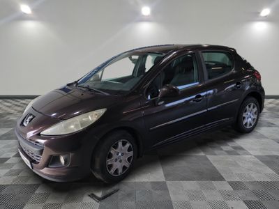 la photo d'une voiture garée dans un garage
