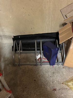 une pile de cartons et une chaise dans un coin de la pièce