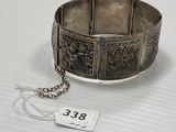 un gros plan d'un bracelet en argent muni d'une étiquette