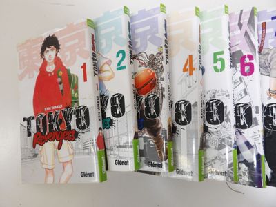 cinq livres alignés sur une table