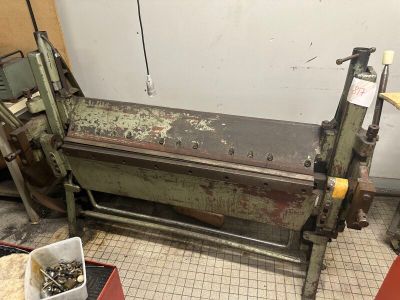 une machine posée sur le sol d'une pièce