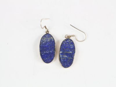une paire de boucles d'oreilles en lapis-lazuli sur fond blanc