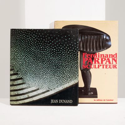 deux livres posés sur une table sur laquelle est posée une lampe