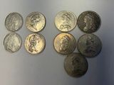 un tas de pièces de monnaie posées sur une table, l'une à côté de l'autre