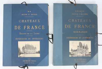 deux livres illustrés de bâtiments, accrochés à un mur