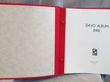 un livre à la couverture rouge posé sur un lit