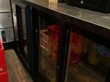 une boîte rouge posée devant un réfrigérateur dans une cuisine