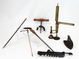 de nombreux outils posés sur une surface blanche