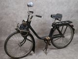 un vélo noir avec un panier à l'arrière