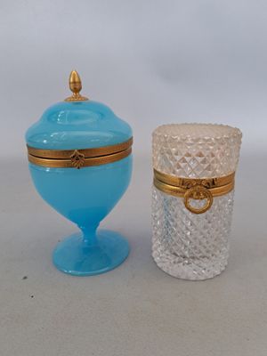 deux vases posés l'un à côté de l'autre sur une table