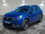 la voiture bleue est garée dans le garage sur un sol en damier
