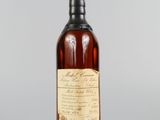 une bouteille de whisky posée sur une table