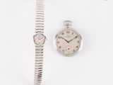 une montre et un bracelet posés l'un à côté de l'autre