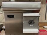 une machine posée sur le comptoir d'une cuisine