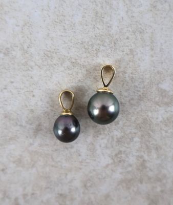 Ensemble de deux pendentifs ornés de perles de Tahiti, la mo…