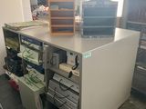 une photo d'un bureau d'ordinateur sur lequel se trouvent de nombreux dossiers