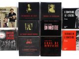 plusieurs livres sont empilés sur une surface blanche