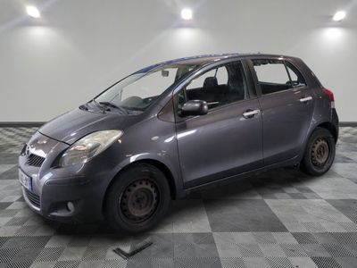la photo d'une petite voiture garée dans un garage