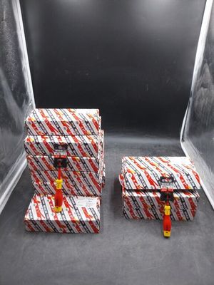 deux bagages posés dans une boîte transparente