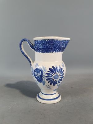 vase bleu et blanc orné de fleurs, sur un fond gris