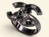 une bague noire sertie de pierres noires et blanches