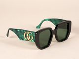 gros plan d'une paire de lunettes de soleil sur une surface blanche