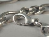 a close up of a chain with a clasp on it