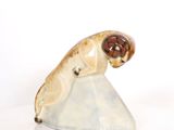 une figurine représentant un mouton posée sur une surface blanche