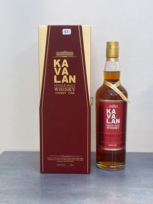 une bouteille de whisky Kavalan à côté d'un carton