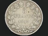 gros plan d'une pièce de monnaie sur une surface noire